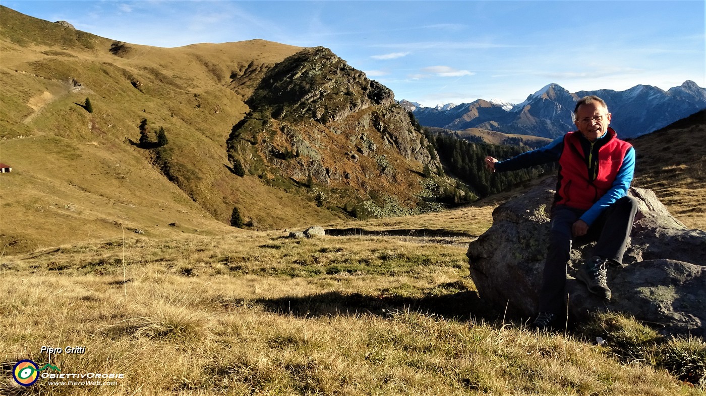 13 Vista verso la sella tra Monte Foppa e Il Collino.JPG